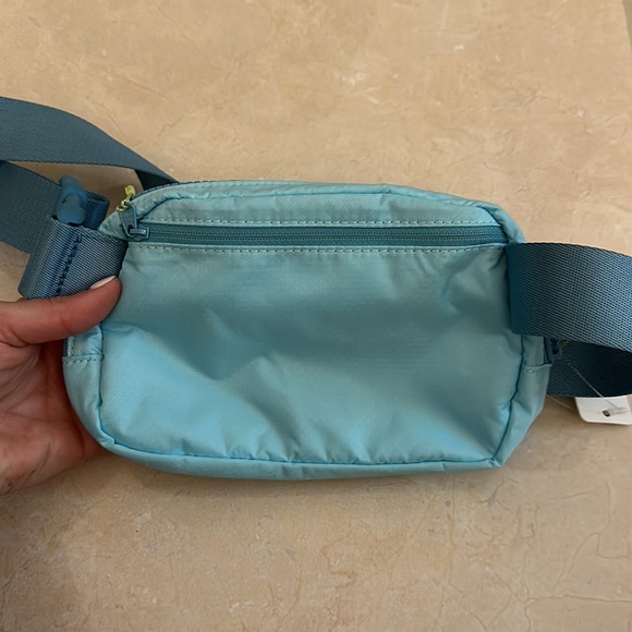 Lululemon everywhere belt bag - Picture 4 of 7